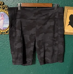 Lululemon Invigorate High Rise Short 8" Sz 14 Heritage 365 Camo Deep Coal Multi thumbnail 1
