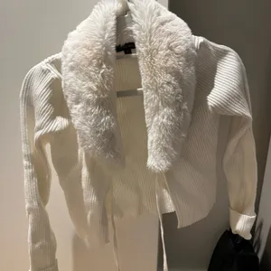 White Sweater with fur collar thumbnail 3