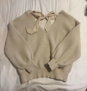 Tan sweater with bow Size M thumbnail 2