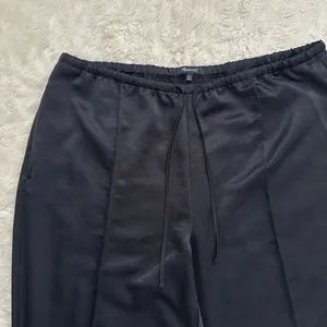 Madewell Pants Petite Pintucked Slim Pull-On Pants in Satin True Black Sz PXL thumbnail 8