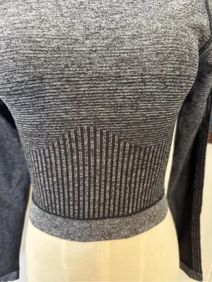 Fabletics Charcoal Gray Seamless Long-Sleeve Crop Top thumbnail 4