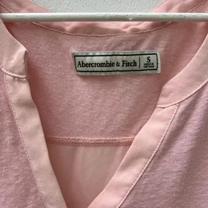 Abercrombie & Fitch Pink Long Sleeve V-Neck Blouse Top Women’s Size Small thumbnail 3