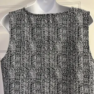 Banana Republic Sleeveless Black and White Abstract Pullover Shell- Large thumbnail 9