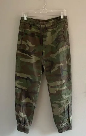 Aritzia Women’s tna new camo Alix pant size small thumbnail 2