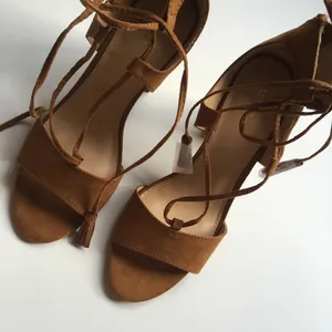 NWOT APT. 9 Tan Chunky Heels Size 8 thumbnail 4