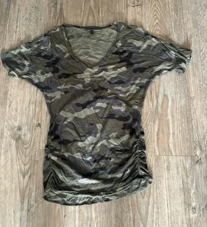 Express Olive & Dark Green Camo V-Neck Ruched Side Tee thumbnail 1