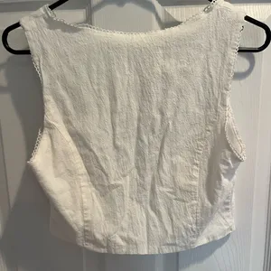 White Sleeveless Women's Top Size M thumbnail 2