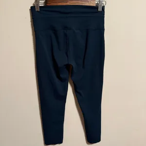 Vuori Daily Legging Navy Ink Blue Cropped- Size Medium thumbnail 3