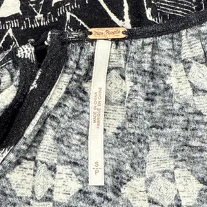 Free People Washed‎ Black Dazed Print Cropped Tie Sleeve Boho Blouse Top Small thumbnail 6