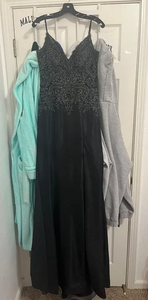 Black bicici & coty PROM DRESS thumbnail 3