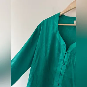 Victoria's Secret Gold Label Vintage Green Patterned 100% Silk Night‎ Shirt thumbnail 2