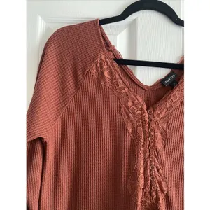 Torid Lace Trim Waffle Knit Top Womens Size 0 L Rust Henley Boho Long Sleeve‎ thumbnail 2