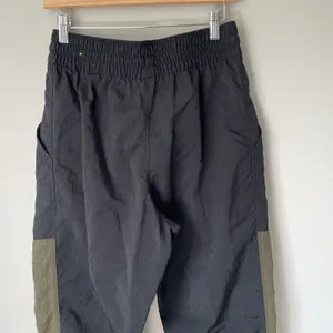 Nike Women's City Utility Zip Cuff Track Pants Athletic Black Green Size Medium thumbnail 5