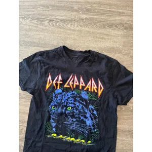 Def Leppard Band Tee Womens Small Black Animal Panther Graphic Shirt Vintage thumbnail 6