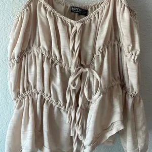Nasty Gal size 4 cream colored top thumbnail 3