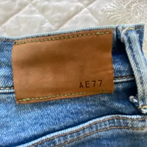 American Eagle Outfitters AE77 Premium Blue Distressed Mom Jeans + a Free Gift! thumbnail 12