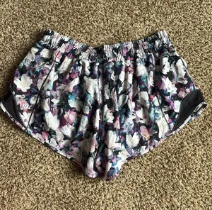 Lululemon Shorts Hotty Hot thumbnail 2