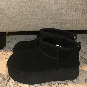 UGG Classic Mini Platform Boots In Black thumbnail 4