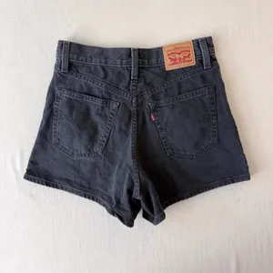 Levi's High Waisted Mom Shorts Womens 28 Black Denim Retro Summer Cut Offs thumbnail 8