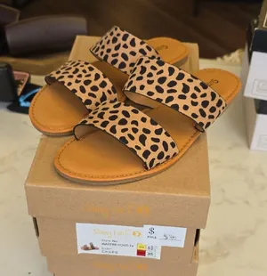 Chic Leopard Print Double Strap Sandals Tan Size 5.5 thumbnail 1