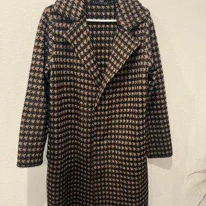 Tahari Black and Tan Houndstooth Trench Coat Size L thumbnail 2