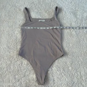 Aritzia Babaton Contour Cropped Women S Preppy College Minimalist Basic Chic thumbnail 3