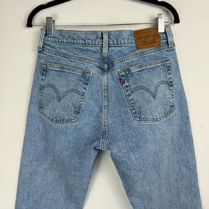 Levi’s Wedgie Straight Leg Jeans Sz 28 Light Wash Button Fly thumbnail 13