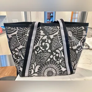 Lululemon Athletica Black and Grey Gym or Beach Tote thumbnail 2