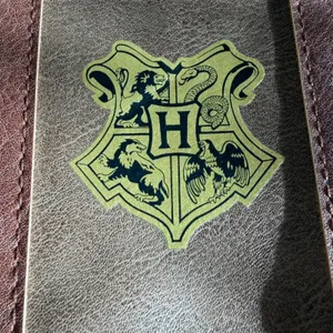 Harry Potter Hogwarts Crest Trunk Style Wristlet Pouch Brown Faux Leather‎ Bag thumbnail 5