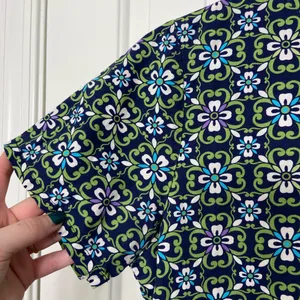 EUC SB Scrubs women’s green navy floral print v-neck‎ tie back pocket scrub top thumbnail 2