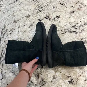 Black Ugg Australia Classic Short- Women’s size 7‎ thumbnail 6