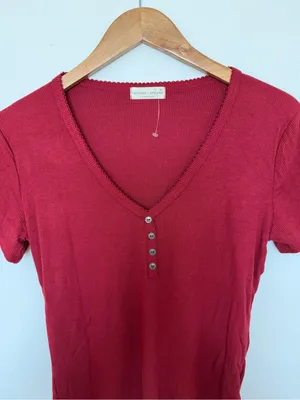 Frankee & skylaar Red Ribbed V-Neck Henley Tee thumbnail 2