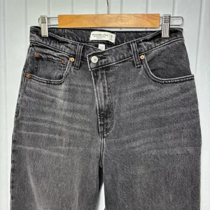Abercrombie & Fitch Gray-Black Straight Leg Relax Fit High Rise Jeans‎ Size 28/6 thumbnail 2