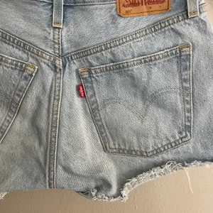 Levi's 501 Light Wash High Rise Denim Shorts Raw Hem Size 25 thumbnail 8