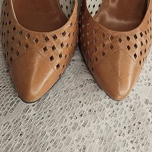 Caressa Spain leather tan eyelet closed point toe tan heels sz 6.5 thumbnail 3