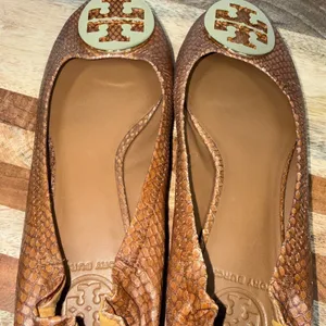 Tory Burch Reva Snake Skin Embossed Ballet Scrunch Flats Logo SZ 8.5 Brown Gold thumbnail 8