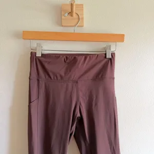 Vuori Stride Leggings in Chestnut Size XS thumbnail 4