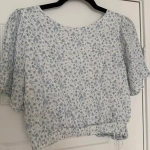 Abercrombie Women's floral print twist crop blouse thumbnail 3