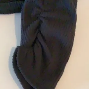 UGG Size Medium Black Ribbed Three Button Long Sleeve Top. New With Tags. thumbnail 13