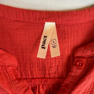 Pact Organic Cotton Gauze Henley Top Red Short Sleeve Relaxed Fit Small thumbnail 3