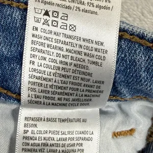 American Eagle Womens Size 4 Floral Embroidered Distressed Denim Mom‎ Shorts M thumbnail 8