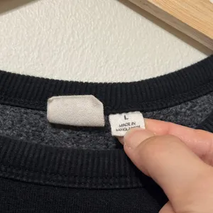 GAP Crewneck Sweatshirt Size Medium Washed Black Logo thumbnail 3