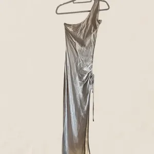 SNDYS Silver Metallic Ruched Open cut out Side Slit Maxi Dress Size S nwt thumbnail 3