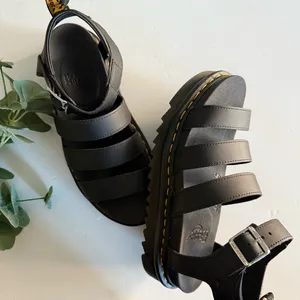 Dr. Martens Blaire Hydro Leather Strap Sandals in Black. Size 9 thumbnail 2