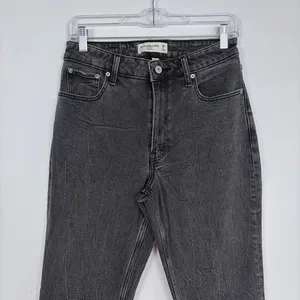 Abercrombie &‎ Fitch The Mom High Rise Jean Curve Love Black Denim Size 26/2 thumbnail 4
