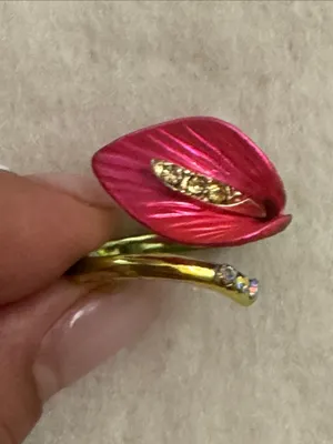 BETSEY JOHNSON CALLA LILY Pink Enamel Leaf Ring with Crystal Accents Sz 7 1/2 thumbnail 2
