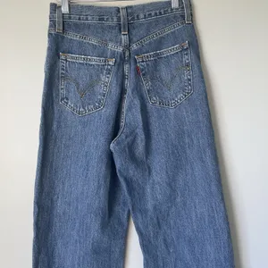 Levi's High Waisted Straight Denim Jeans Distressed Blue Women's Size 25 thumbnail 4