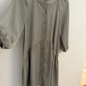 Gilli Sage Green Button Front Dress Womens Small Balloon Sleeve Tiered thumbnail 6