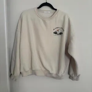 💕Cream crew neck long sleeve Alaska sweatshirt graphic casual vintage thumbnail 1
