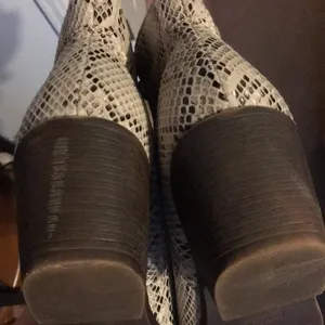 True Craft Sexy Snakeskin 2” Heel Booties Size 8M thumbnail 9